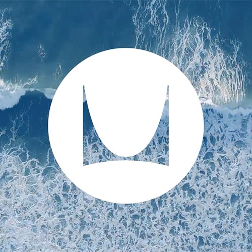 Bild von Meereswellen mit weißem Herman Miller-Logo