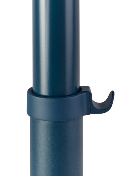 Nahaufnahme eines blauen Passport-Tisches von Herman Miller, mit dem optionalen Taschenbuch.