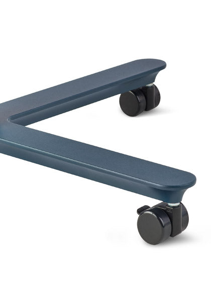 Nahaufnahme eines blauen Passport-Tisches von Herman Miller mit den schwarzen Feststellrädern.