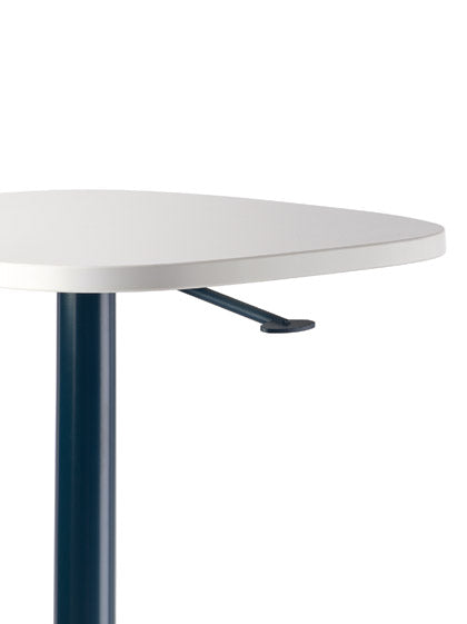 Nahaufnahme eines blau-weißen Passport-Tisches von Herman Miller mit dem Hebel, mit dem der Tisch manuell angehoben oder abgesenkt werden kann.