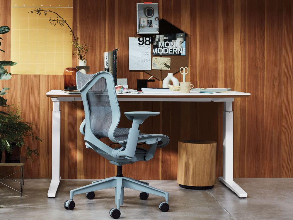 Homeoffice-Szene mit Cosm mit niedriger Rückenlehne in Gletscherton und Nevi-Steh-Sitz-Schreibtisch in Weiß