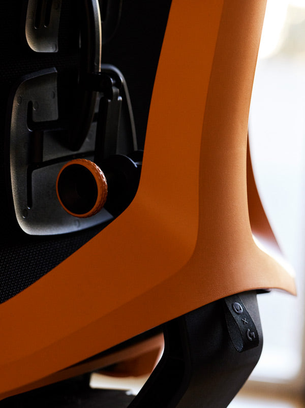 Nahaufnahme eines gelb-schwarzen Vantum-Gaming-Stuhls von Herman Miller, mit Blick auf die Neigungsfunktion.