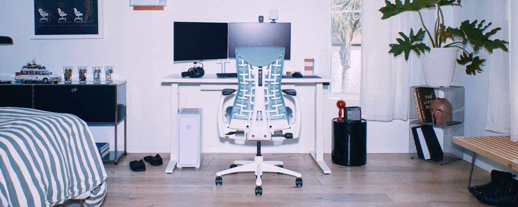 Ein galaxiegrüner Gaming-Stuhl von Herman Miller Embody als Teil einer PC-Gaming-Ausstattung.