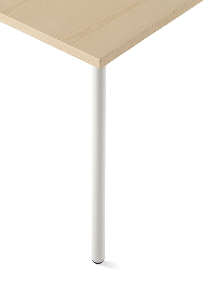 Nahaufnahme des weißen Beins eines hellen Eichenholz-Schreibtischs vom Typ Herman Miller OE1.