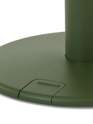 Nahaufnahme eines grünen OE1-Stehpults von Herman Miller mit fußbetätigtem Auf-/Ab-Pedal.