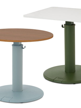 Zwei OE1-Stehpulte von Herman Miller, eines mit runder Tischplatte aus Walnussholz und blauem Untergestell, das andere mit rechteckiger weißer Tischplatte und grünem Untergestell.