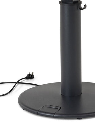 Nahaufnahme eines schwarzen OE1-Stehpults von Herman Miller, auf dem das Stromkabel zu sehen ist.