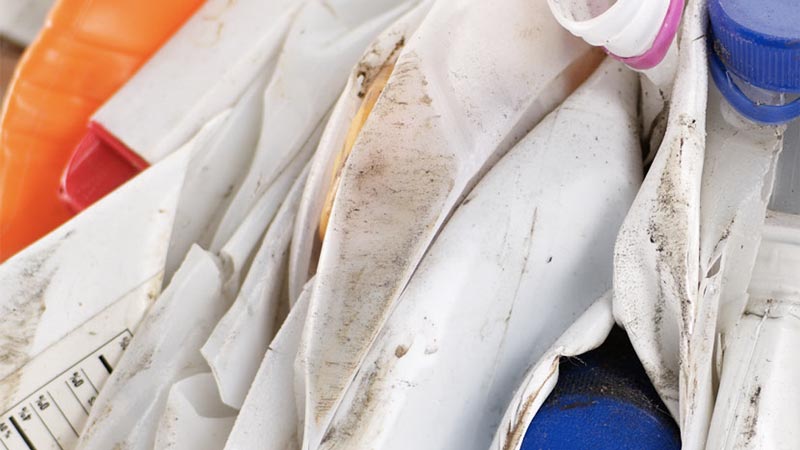 Video, das die Entwicklung des Aeron-Bürostuhls bis hin zur neuesten Innovation zeigt, bei der wiedergewonnene Kunststoffe aus dem Meer für die Herstellung der Stühle verwendet werden