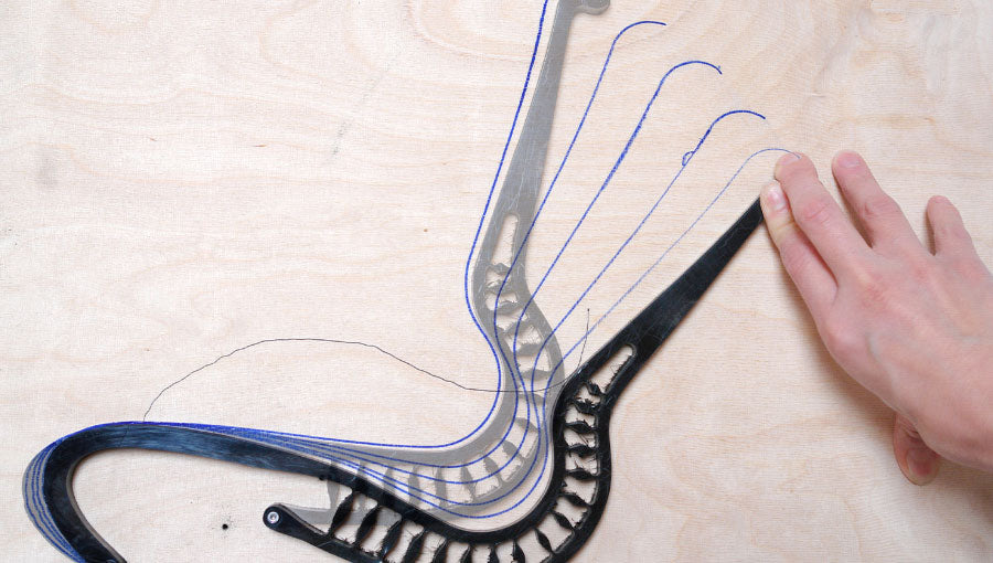 Ein Prototyp der Wirbelsäule eines Setu-Bürostuhls von Herman Miller, der zeigt, wie sich die Rückenlehne des Stuhls bewegt, beugt und biegt.