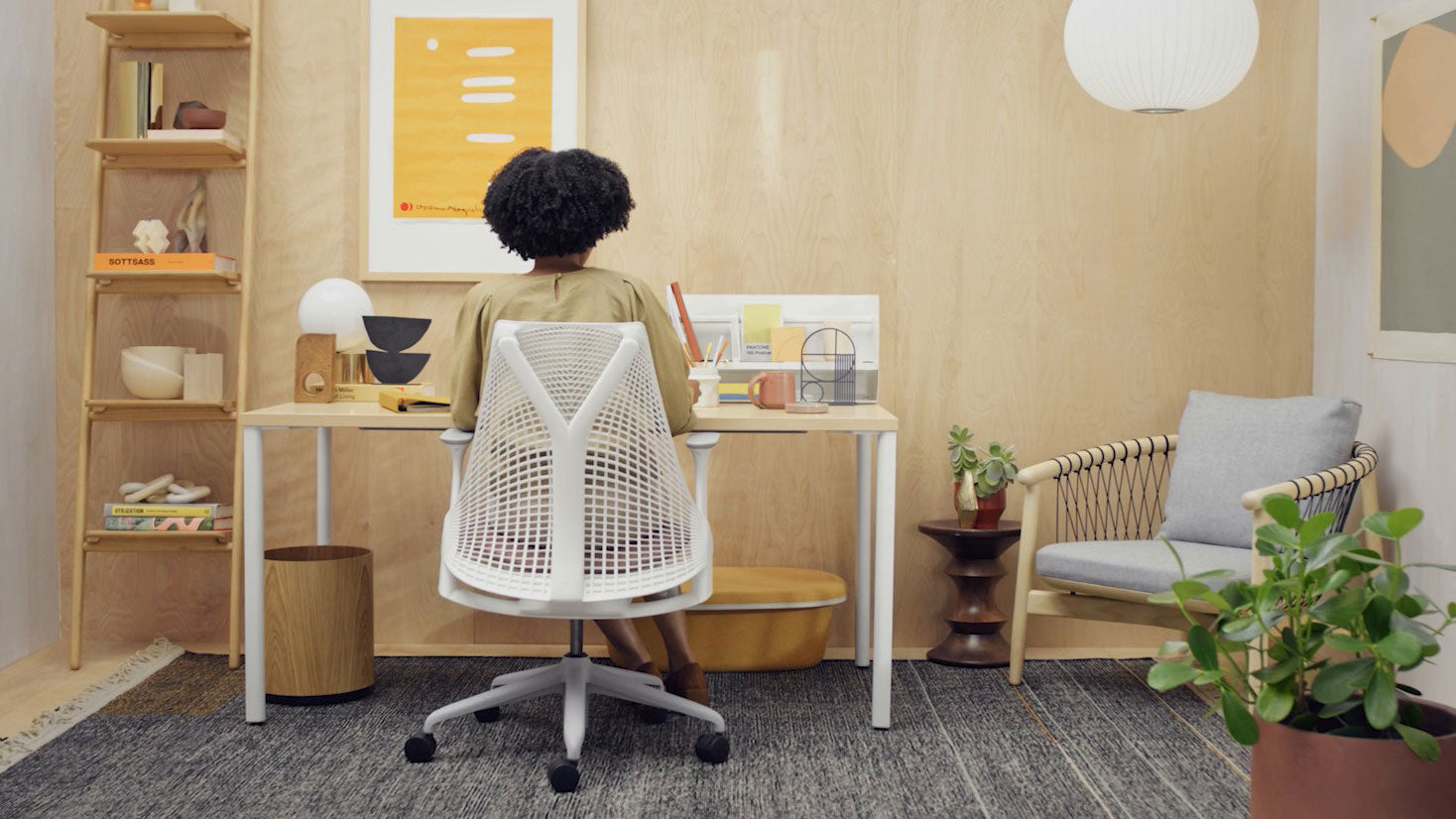 Video von Home-Office-Einrichtungen, die zu verschiedenen Personen in verschiedenen Büroszenen wechseln, mit Nahaufnahmen der verwendeten Bürostühle und Schreibtische