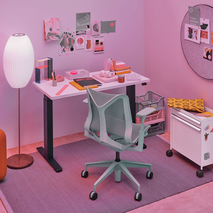 Home-Office-Einrichtung mit Cosm-Bürostuhl mit niedriger Rückenlehne in Gletschergrau vor Nevi-Sitz-/Stehschreibtisch mit schwarzen Beinen und weißer Platte Stehschreibtisch mit schwarzen Beinen und weißer Platte