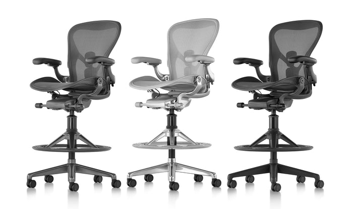 Eine Reihe von Aeron-Bürostühlen von Herman Miller mit den drei verfügbaren Farben Graphit, Onyx und Mineral.
