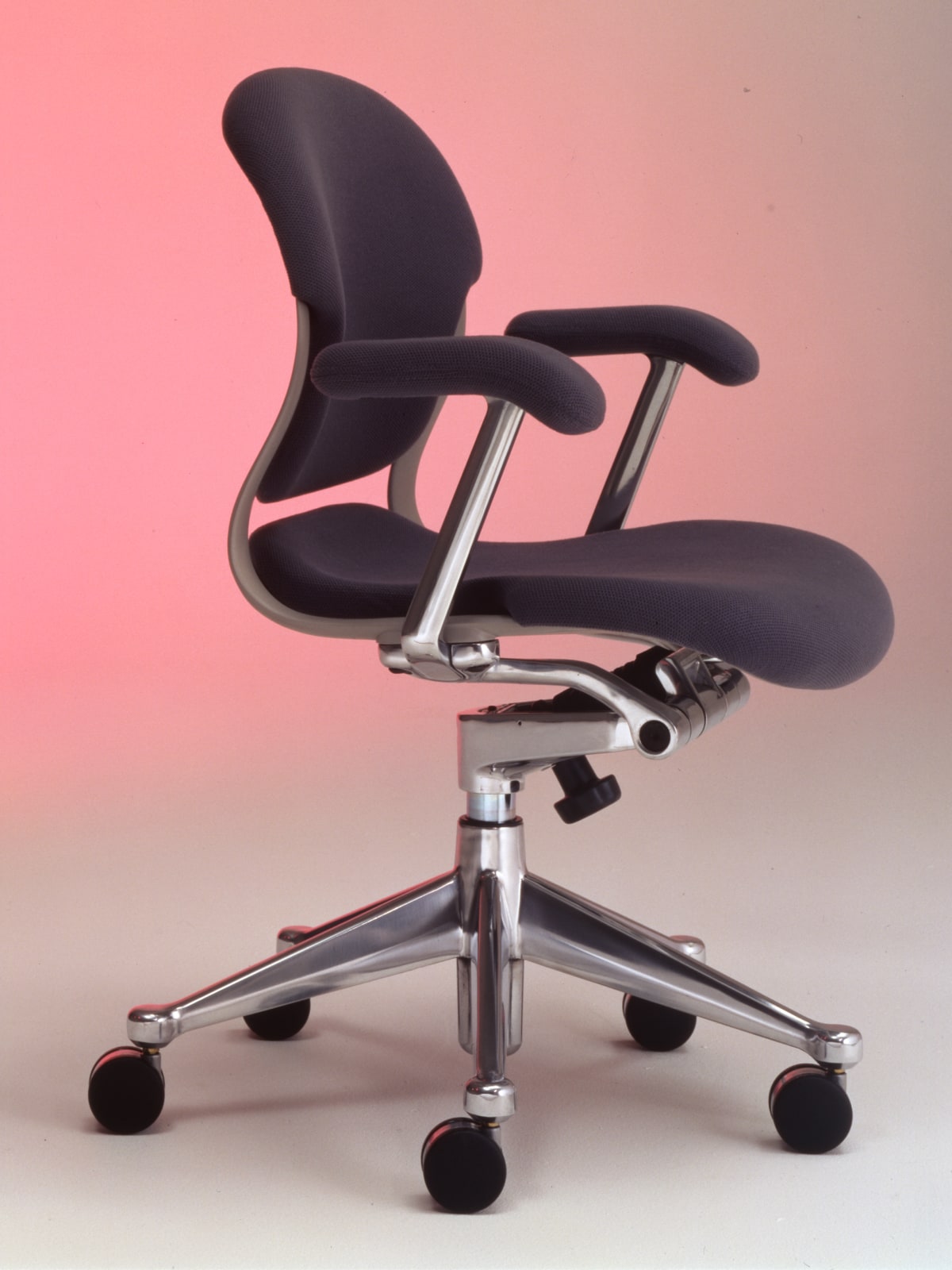 Ein Herman Miller Ergon-Stuhl mit polierten Beschlägen und dunkelgrauer Polsterung