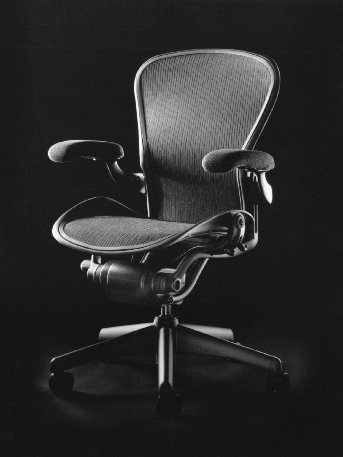 Ein Herman Miller Aeron Classic mit gepolsterten Armauflagen