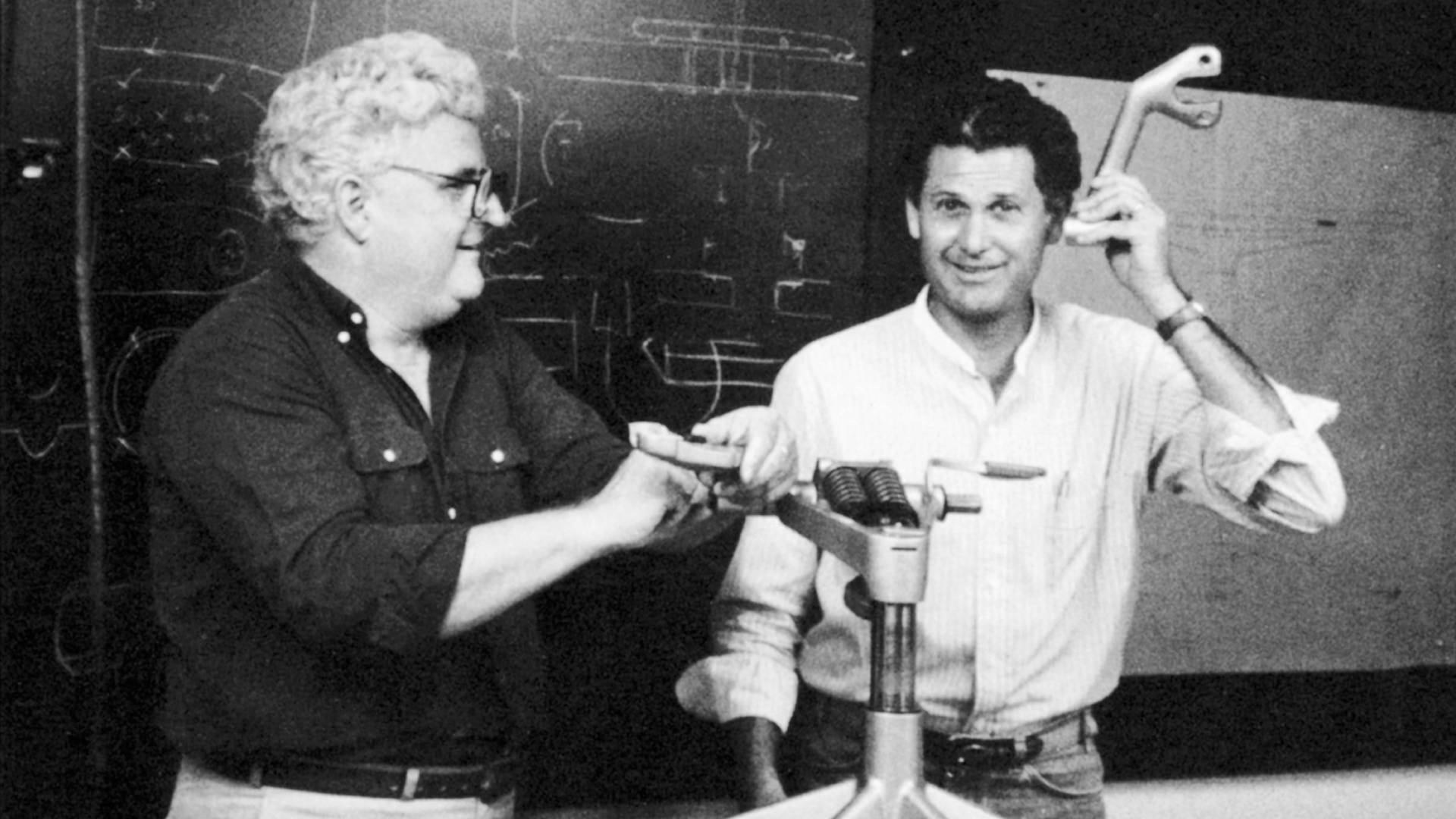 Bill Stumpf und Don Chadwick bei der Arbeit an einem Ergon-Stuhl
